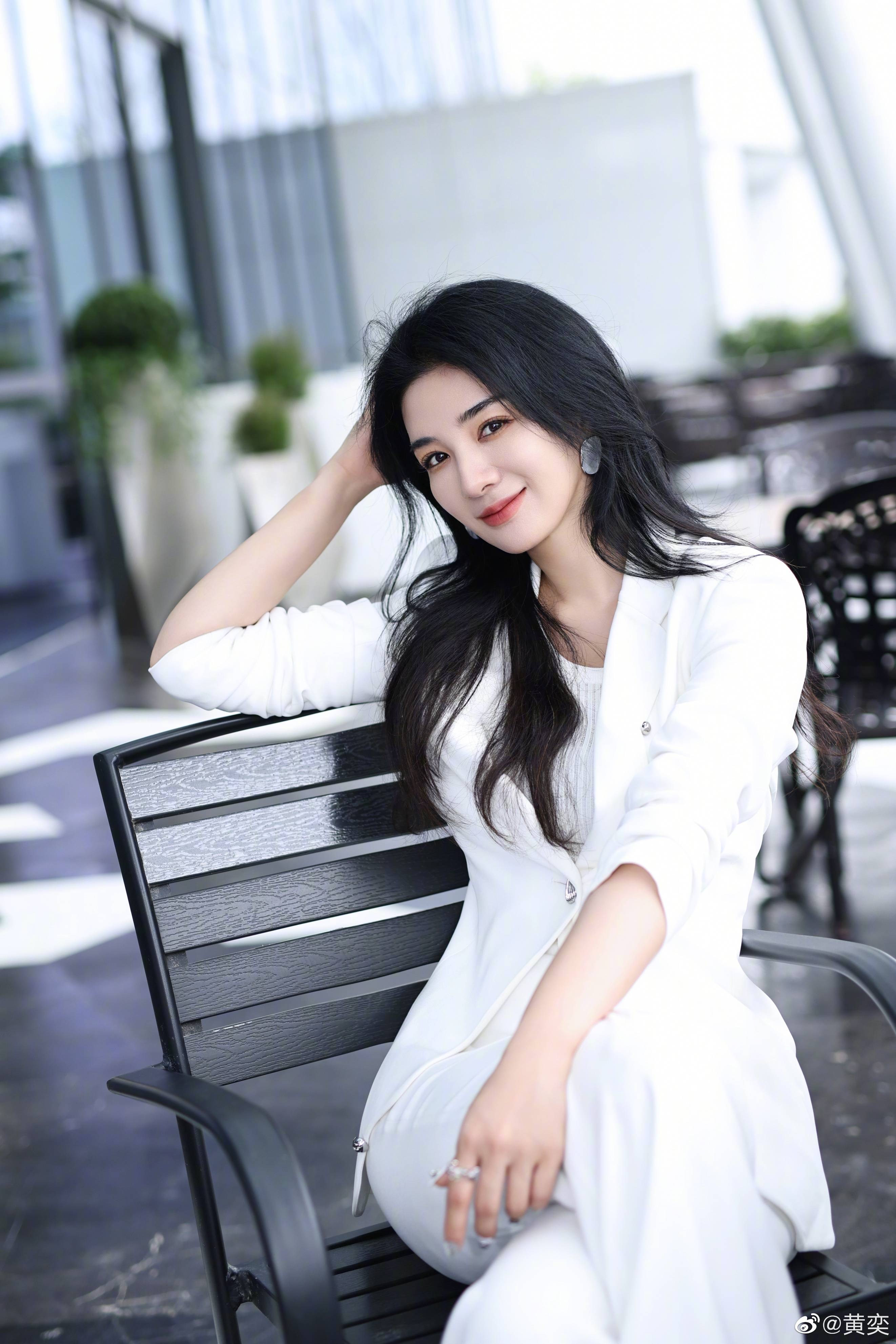 黄奕用46个字总结46岁的自己,年纪越来越大,道路越来越陡_生日_卷发