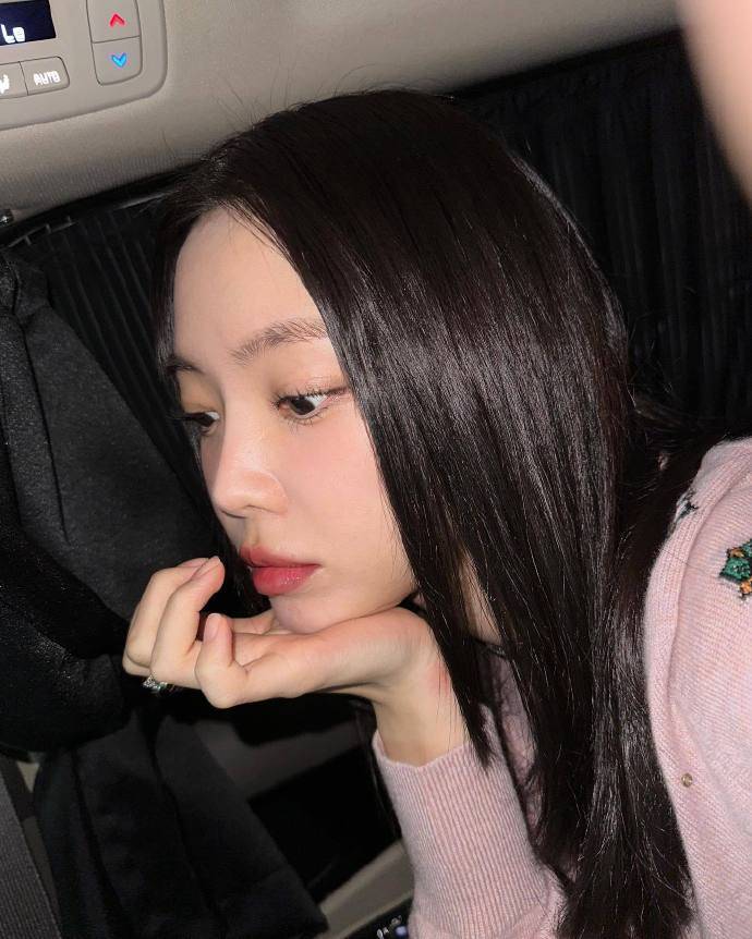 此外,孙娜恩还拥有高鼻子,雕塑般的美感.