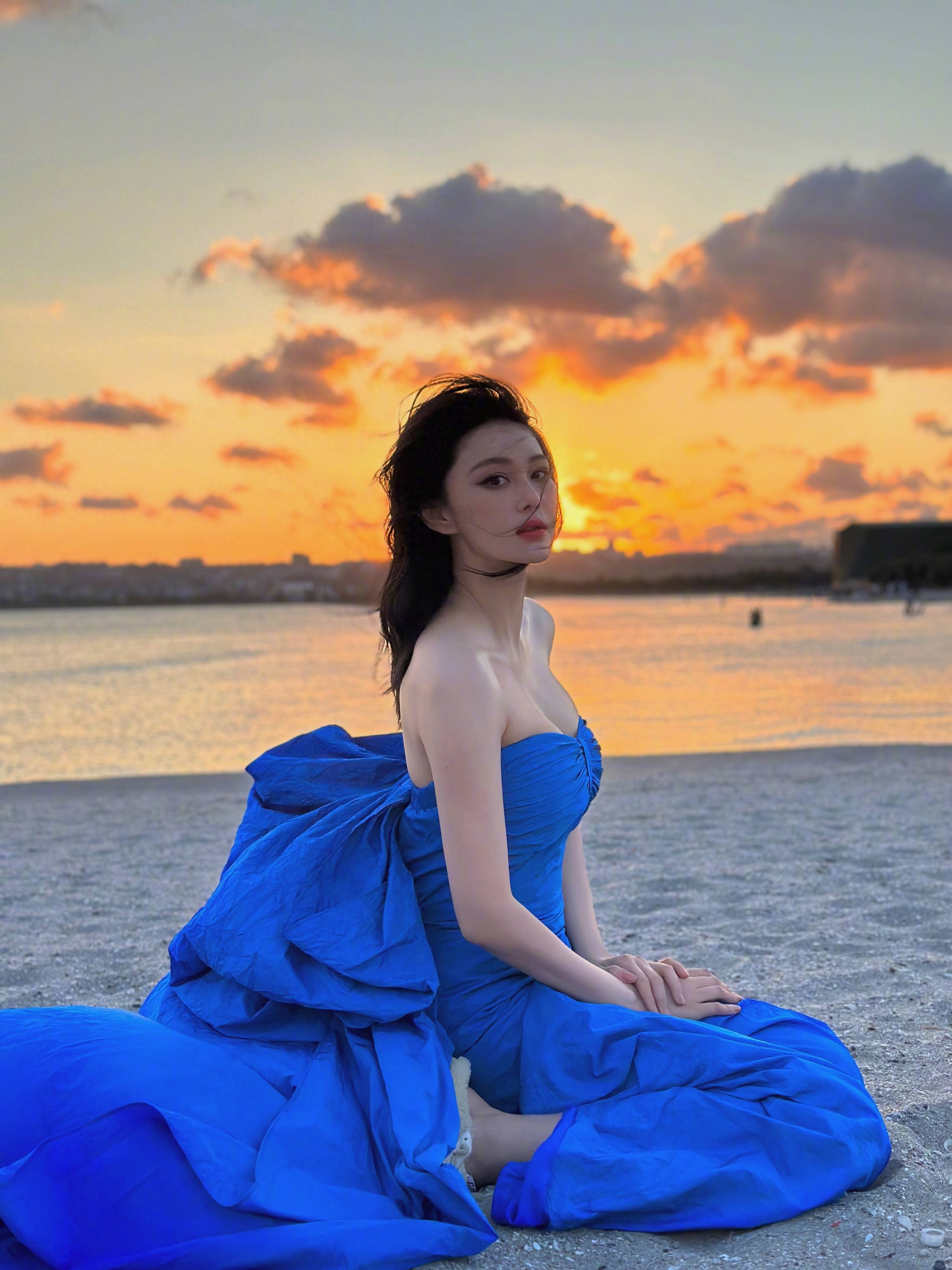 36岁张馨予登《时尚芭莎》封面,穿时尚连衣裙,大秀时尚身材_紧身_头饰