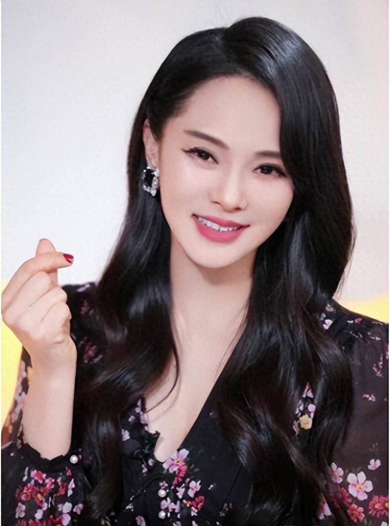 伊能静:直播带货狂潮中的女王,一小时轻松赚5亿!_鞋子_明星_质疑