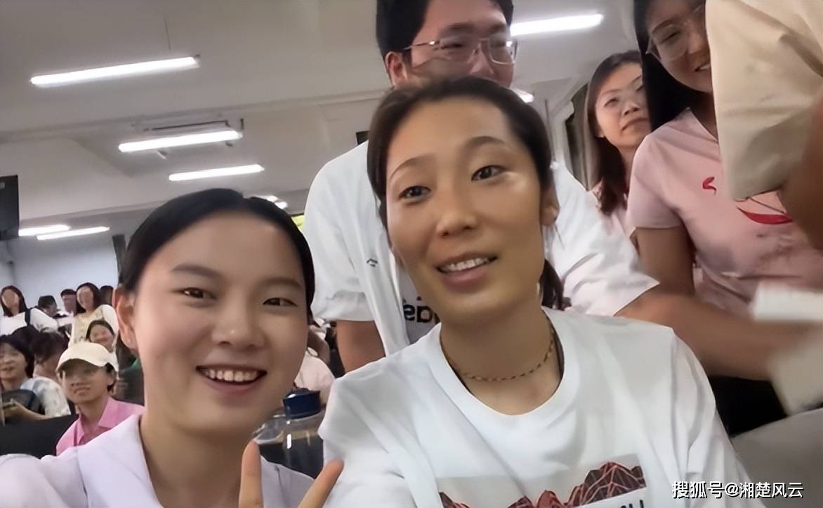 朱婷回归俱乐部训练,手腕戴护具,仍需康复,回应质疑_坎迪奇_奥资_比赛