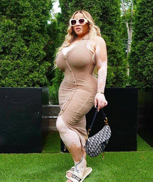 作为fashionnovacurve品牌的王牌,引领时尚界潮流.