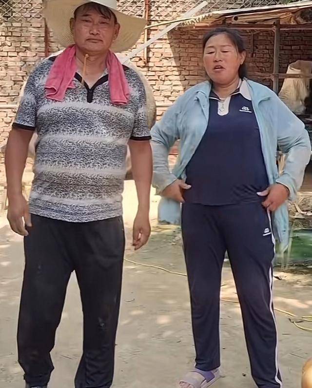 大衣嫂家门口被骚扰,男子追逐拍摄行为不雅,大衣哥忙工作不在家_对方