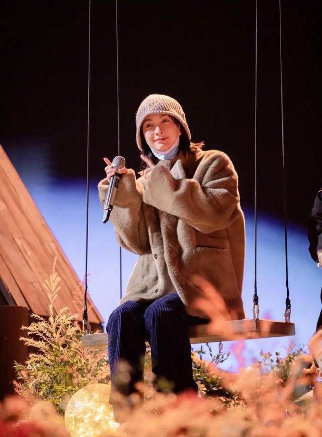 这次杜海涛和李维嘉都不见身影,不过吴昕和谢娜还是在的,毕竟两人在