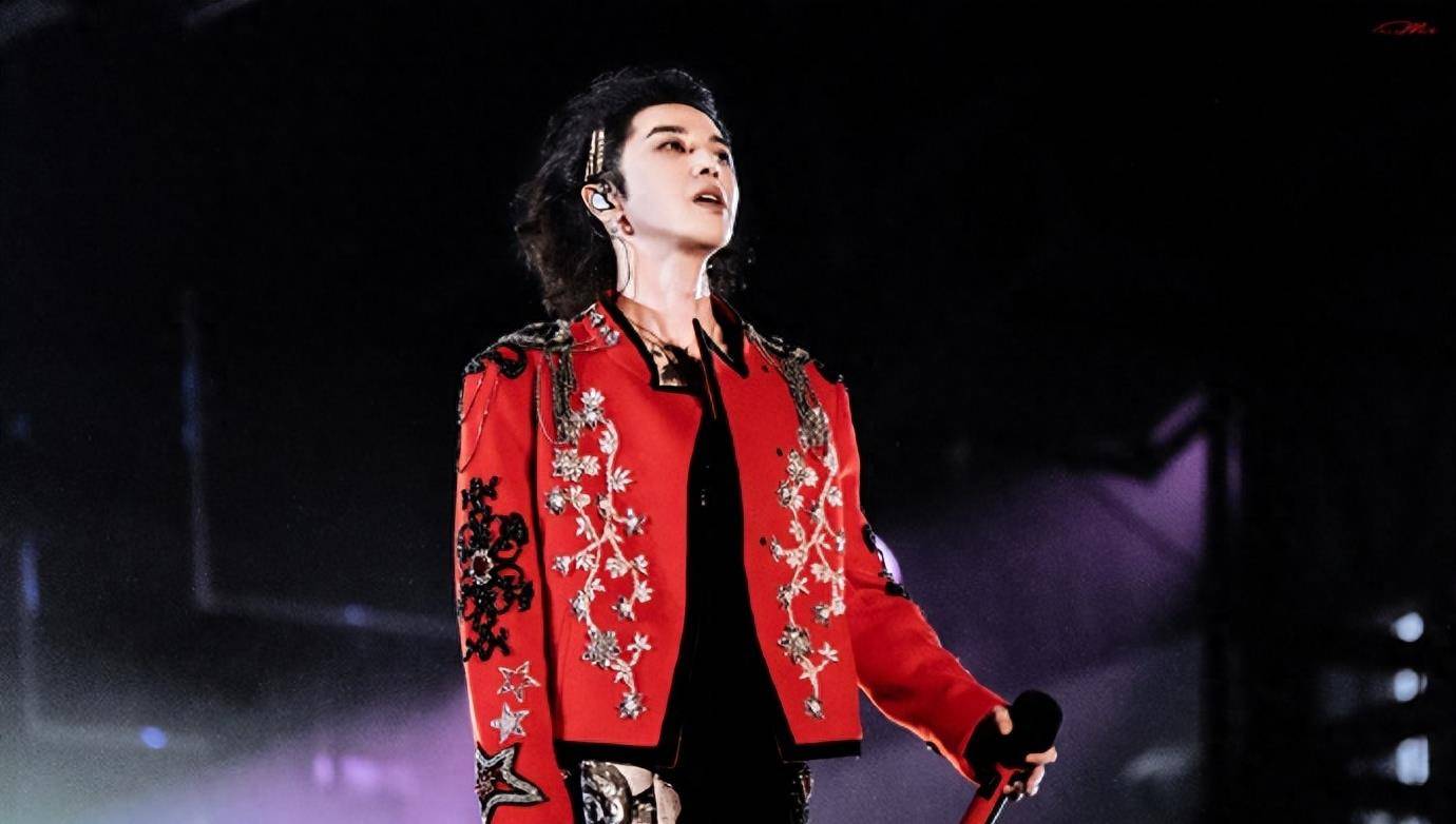 华晨宇女友疑放飞自我,穿内衣出街遮不住点,画烟熏妆像蹭了锅底_显得