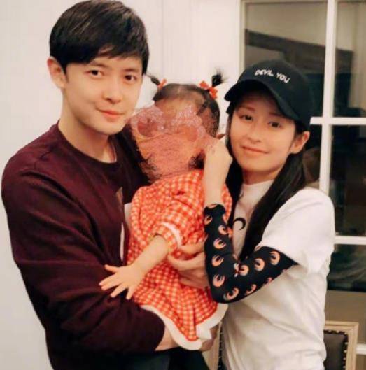 照,抱女儿逛乐园母爱爆棚,2岁半小月亮长相让人好奇_孩子_带着_付辛博