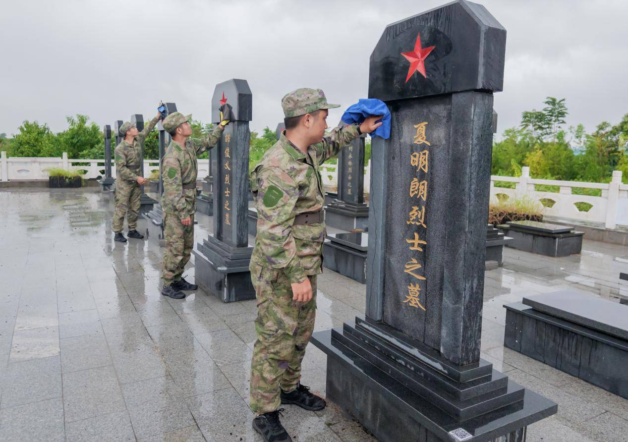 预定新兵们参观了郭猛镇国防教育基地——郭猛烈士生平展厅,由"少年