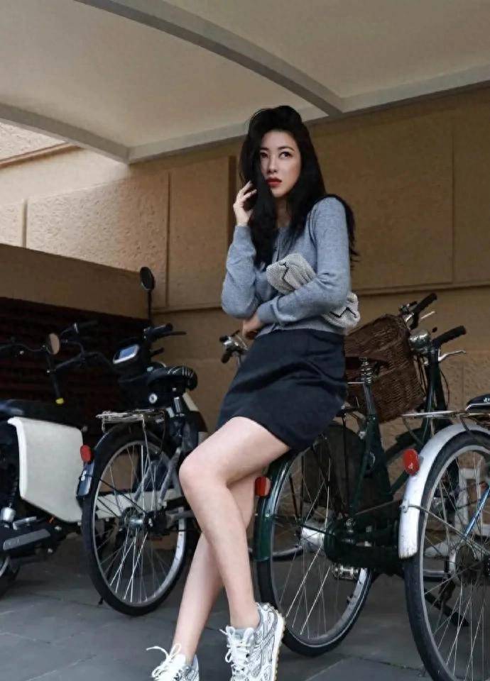 朱珠不愧是"最美面孔",灰色针织衫搭配黑短裙,美得太惊艳!