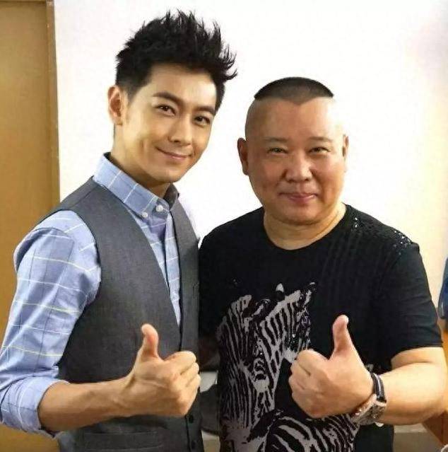 那小岳岳师傅就更尴尬了,跟同龄的林志颖站在一起,岂止是年龄差,简直