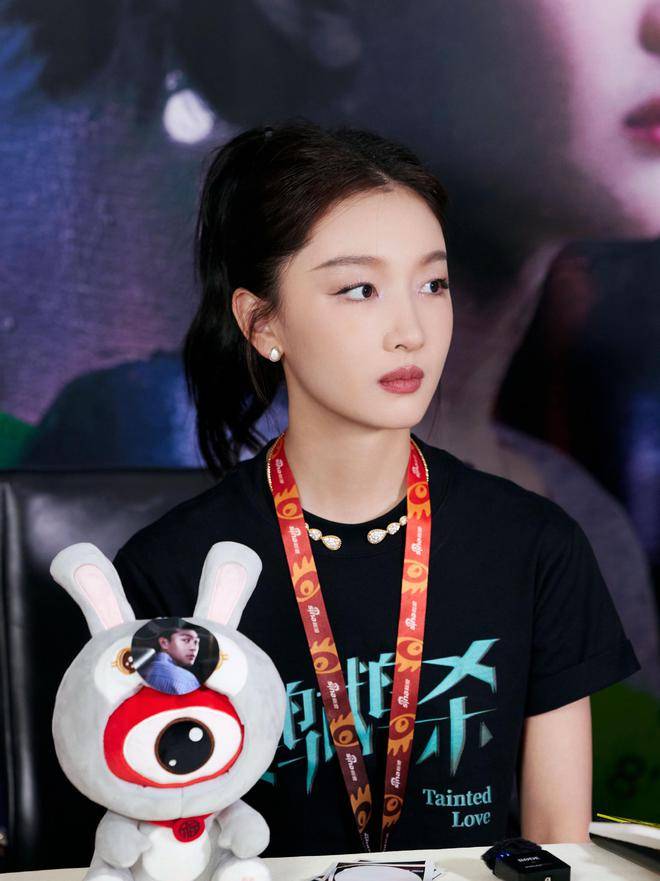 即将上映的《鹦鹉杀》,还有和张艺谋导演再度合作的《坚如磐石》,她