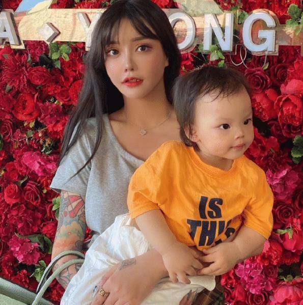 韩安冉晒女儿宣示主权,1680块童装扔地上炫耀,1岁半恩善一脸无辜_妈妈