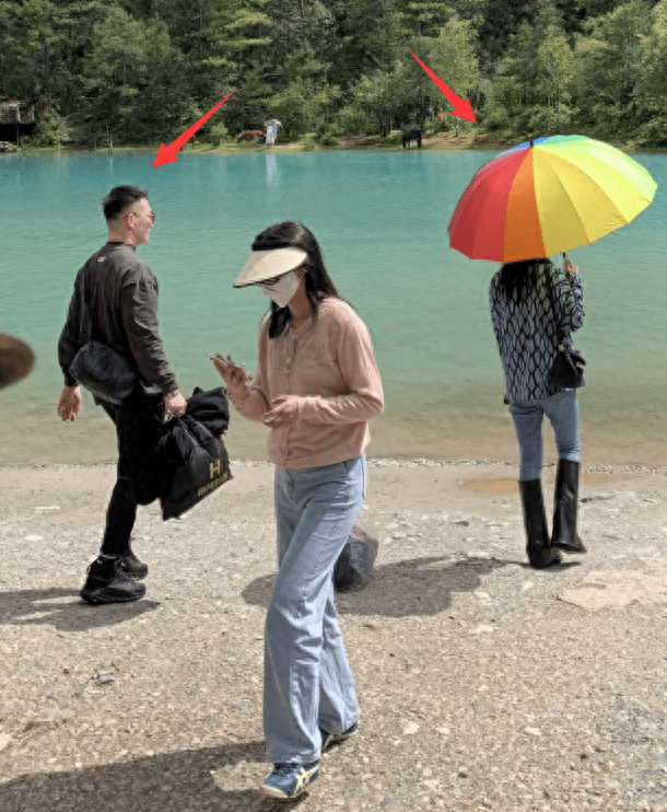 张馨予夫妇前往香格里拉,何捷露正脸手戴婚戒,背2万多包太奢侈_女儿