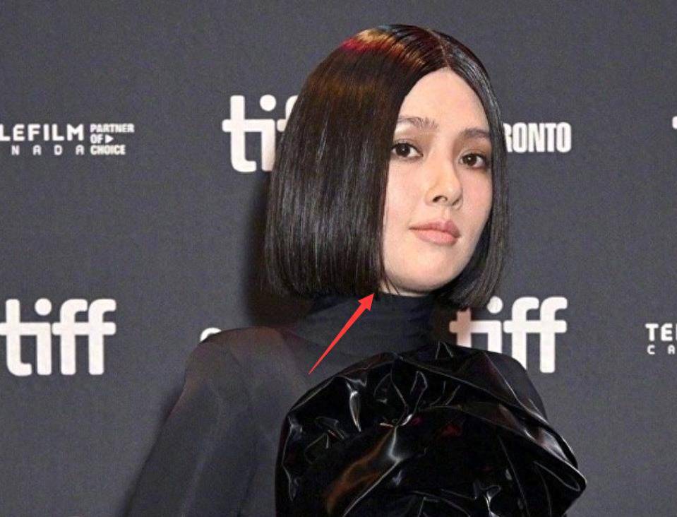 郭碧婷向佐合体走红毯,郭碧婷模样大变认不出,脸垮,老了很多_电影节