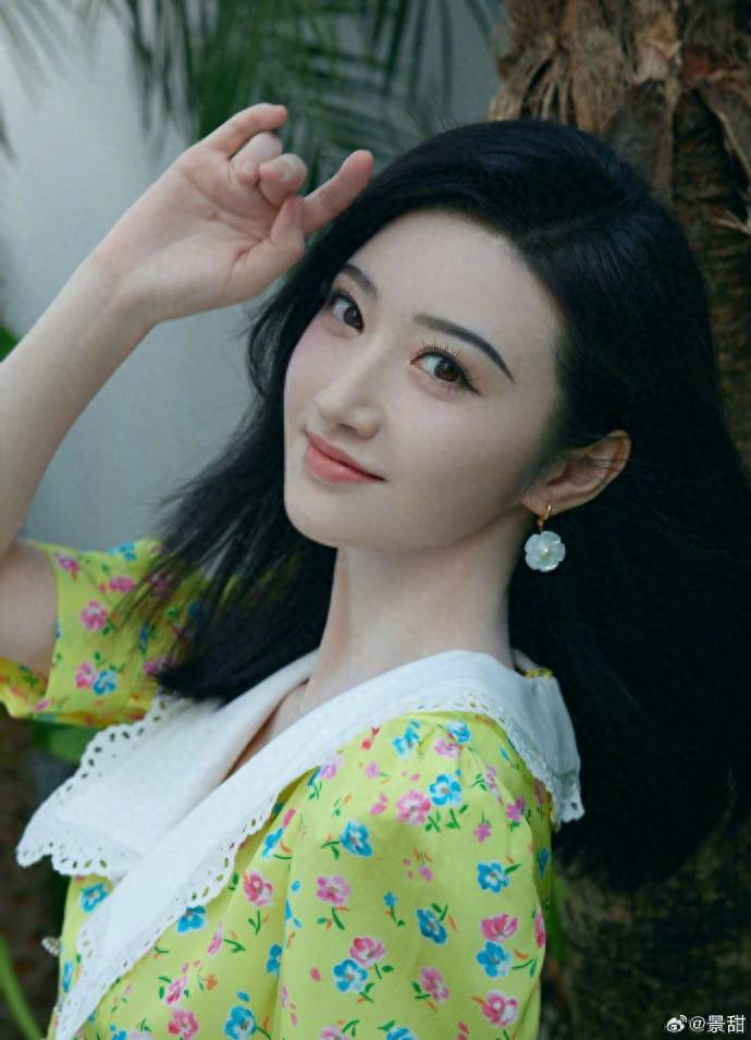 景甜"甜如初恋",一袭娃娃领碎花连衣裙搭防水台高跟鞋,好优雅_感觉_的