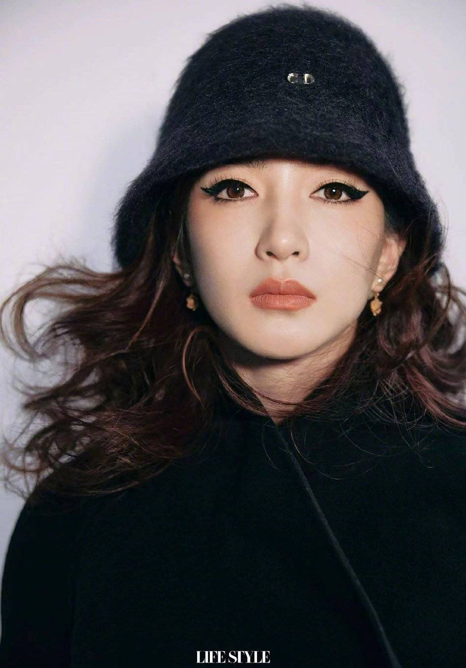 江疏影写真露出事业线!她肤白貌美大长腿太性感撩人_粉色_穿着_造型