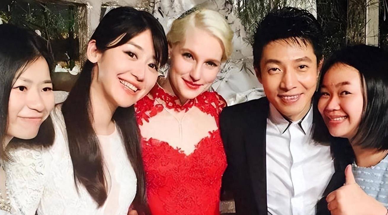 经常关注撒贝宁的人都知道,他每次放假一定会带着李白和双胞胎女儿去