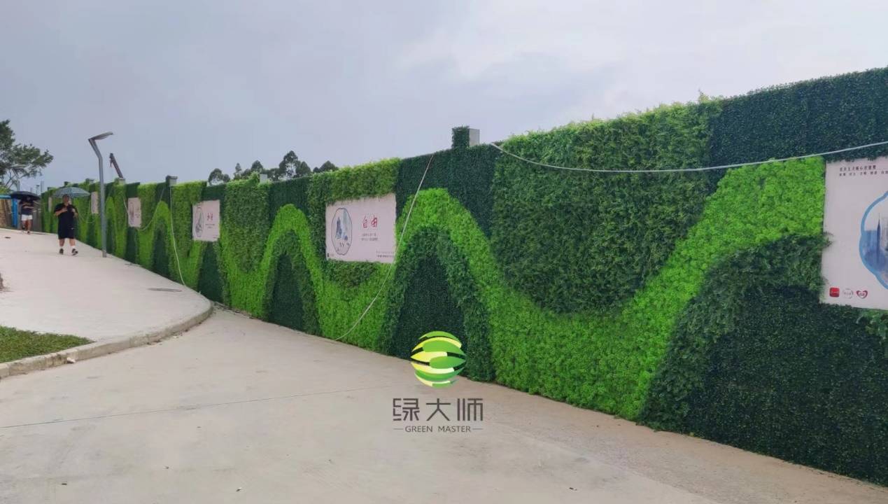 室外仿真绿植墙围挡,传递社会主义价值观