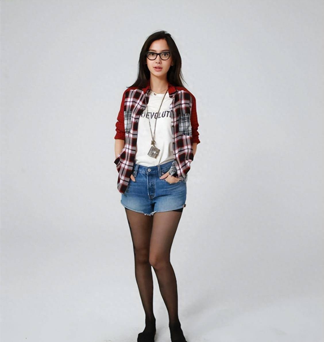 "小土包"牛仔短裤搭配花押字丝袜,杨颖风格彻底变了!_时尚_展现_女孩