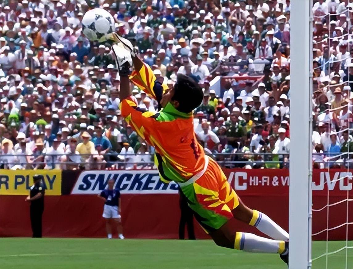 他的进球不仅仅局限于定位球,有时候球队落后,坎波斯会脱掉门将服直接