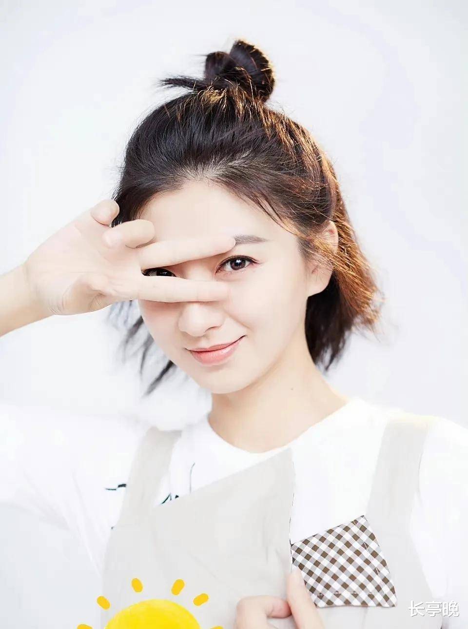 "于是,斓曦就去把小虎牙处理了.