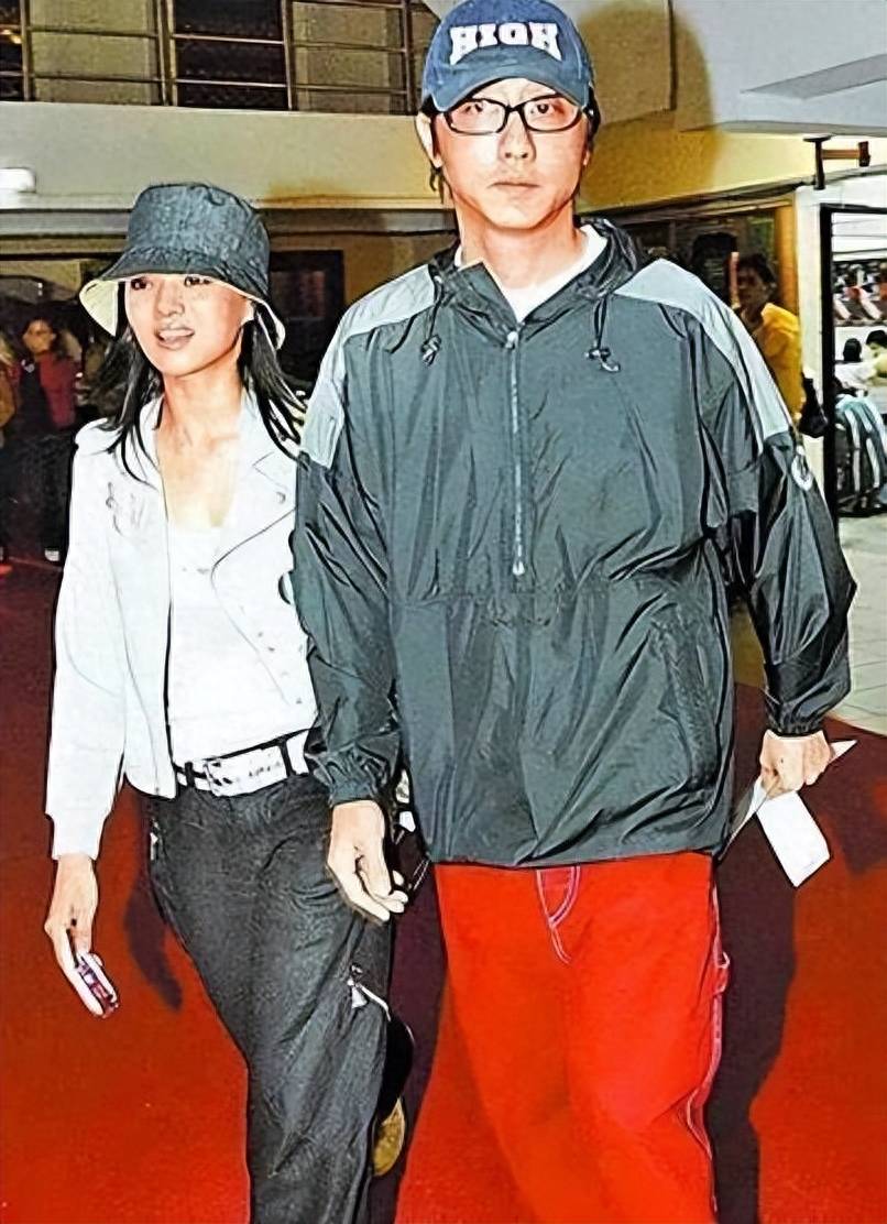 同样也是在两人结婚那天,伊能静的前夫庾澄庆因突发心脏病被送去急诊