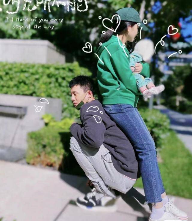 王灿抱女儿走累了,老公杜淳当"人肉沙发",一家三口高调秀幸福_娱乐