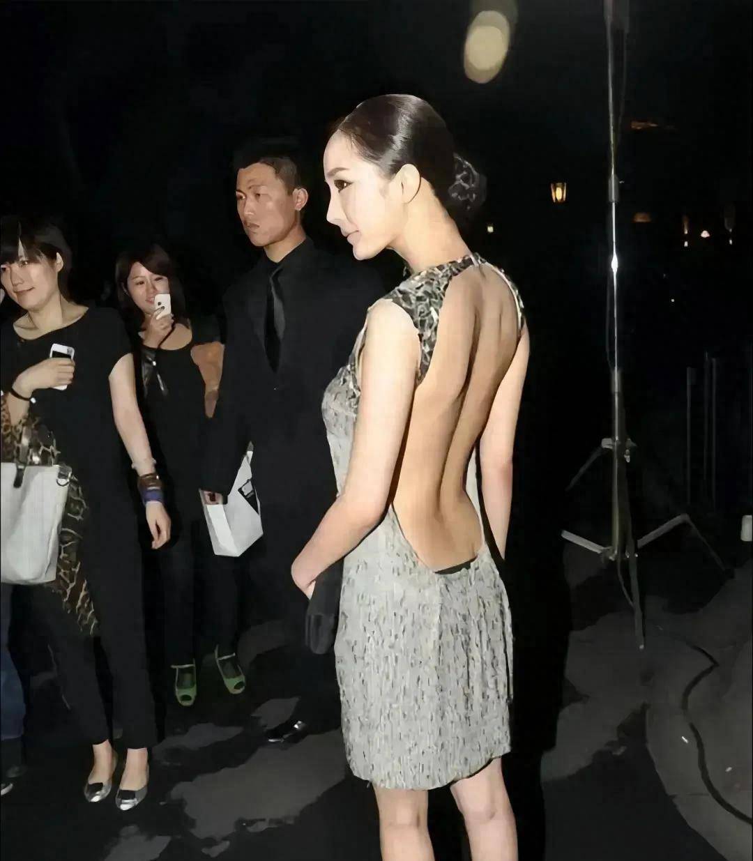 美图 一袭真空无袖露背裙,大胆秀出美背,妩媚贵气_裙子_gucci_漂亮