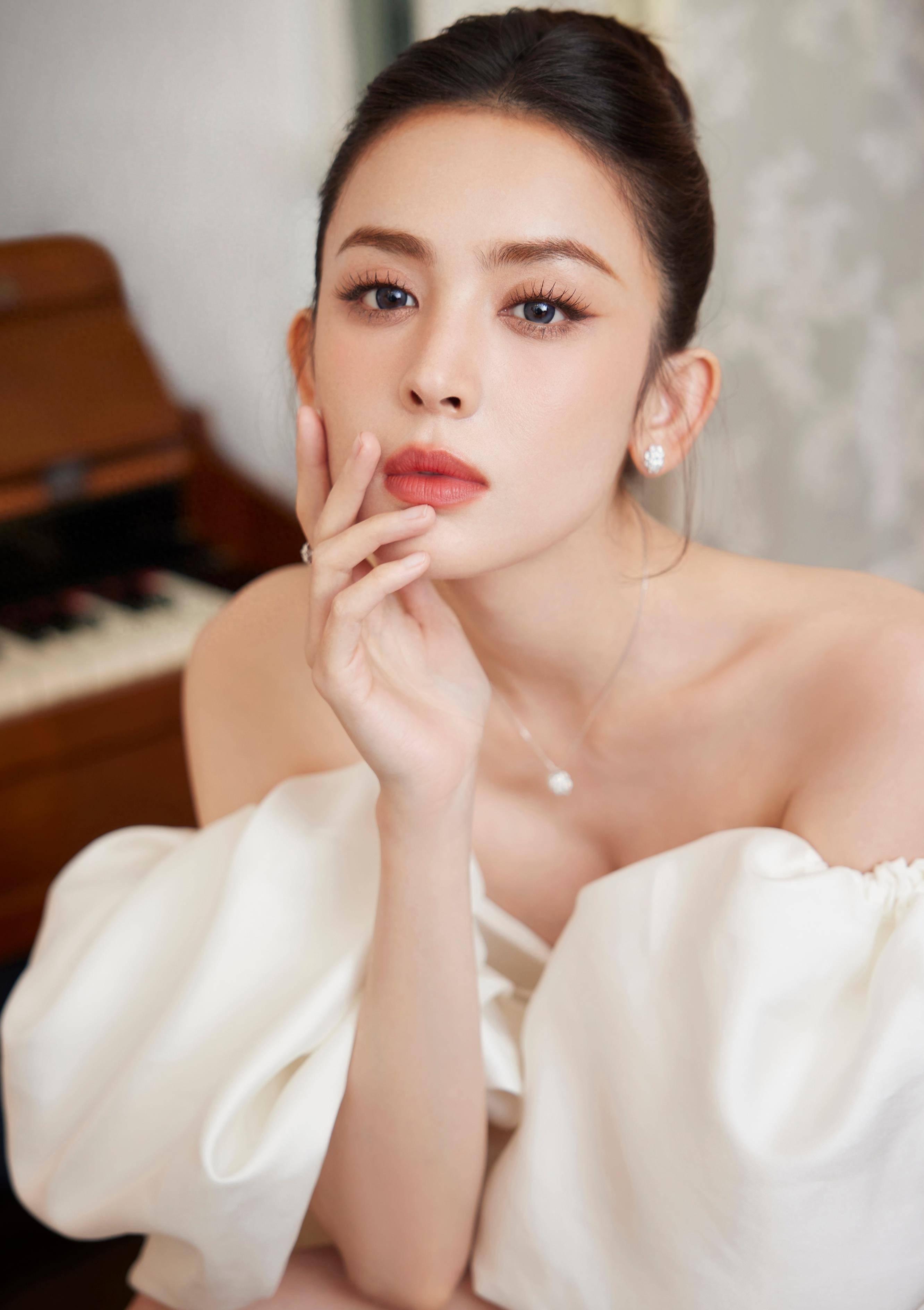 古力娜扎白色露肩背裙腰臀太优越了_图片_娱乐_的设计