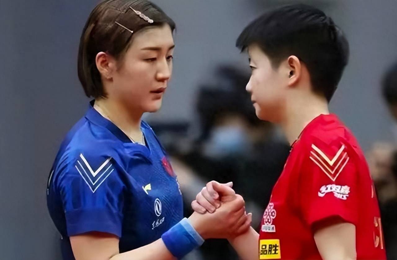 孙颖莎和陈梦,00后和95后的代表,不仅在球场上表现出色,颜值也颇受