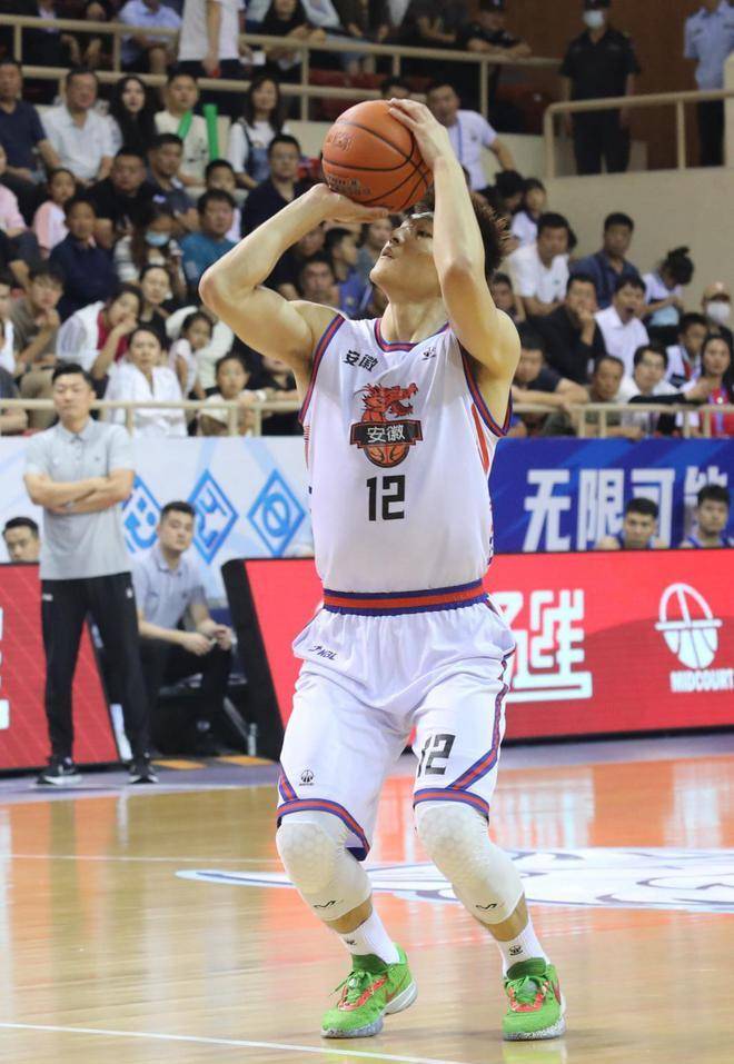 陕西信达五人得分上双,杨文学17投11中,得到27 7,外援马尔科·托多罗