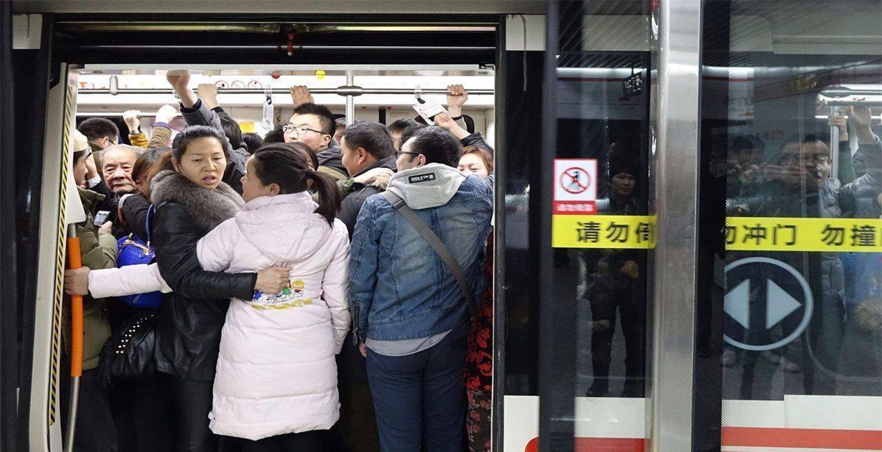 日本一个历史悠久的职业,帮助别人挤地铁,就能挣到25万年薪!