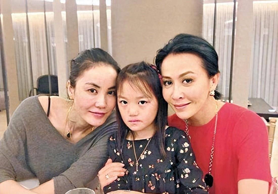 兔唇消失像换脸,颜值翻倍不愧是王菲的女儿_小时候_变化_成长