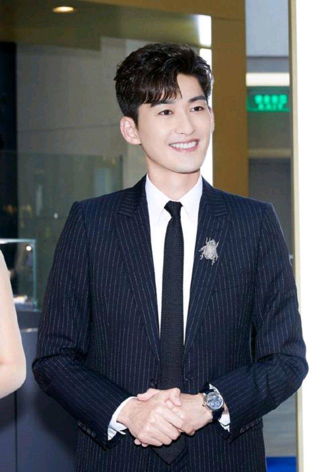 毕竟话剧小众,张翰作为曾经的流量,也是肖战一样的位置,流星雨让他一