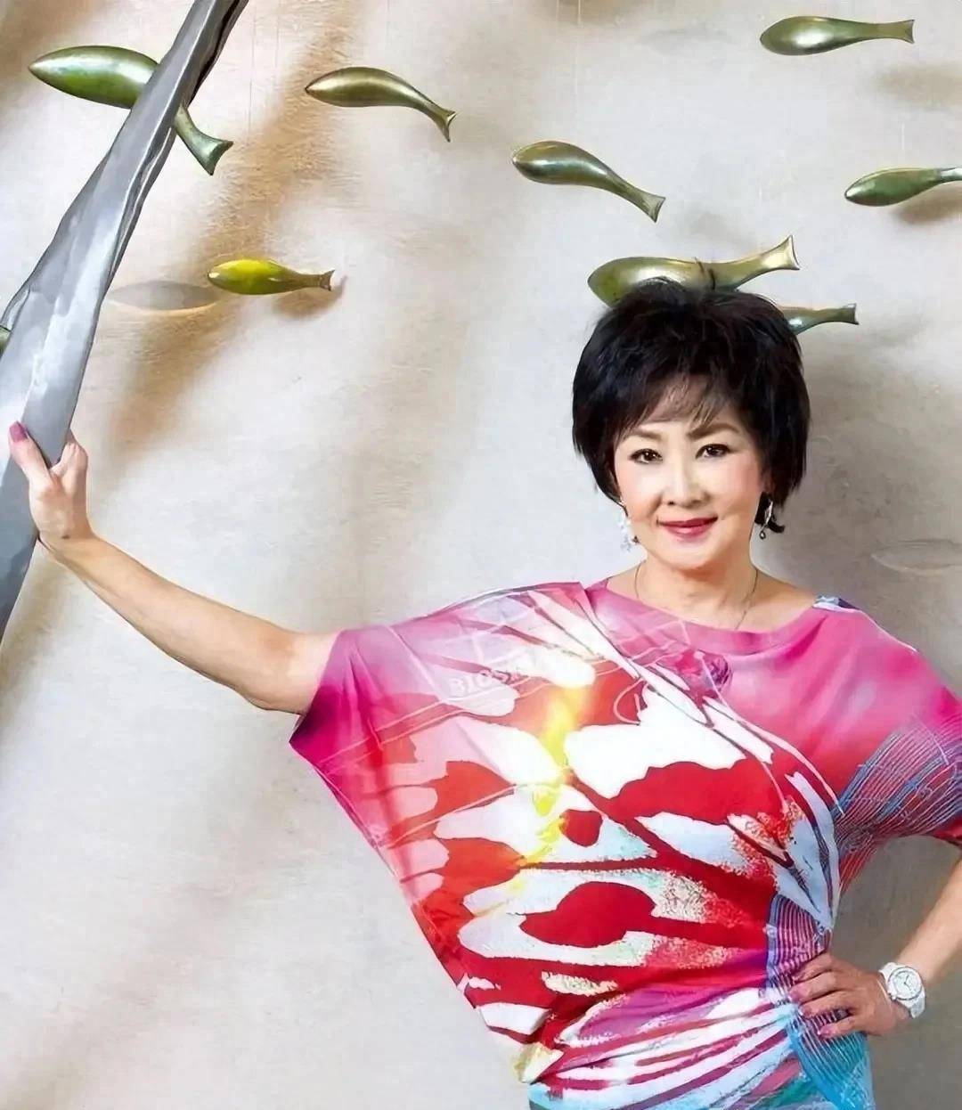 一贵妇,媚骨天成,时尚万种,2婚2离,今腰围仅66厘米_苗金凤_刘芳_演技