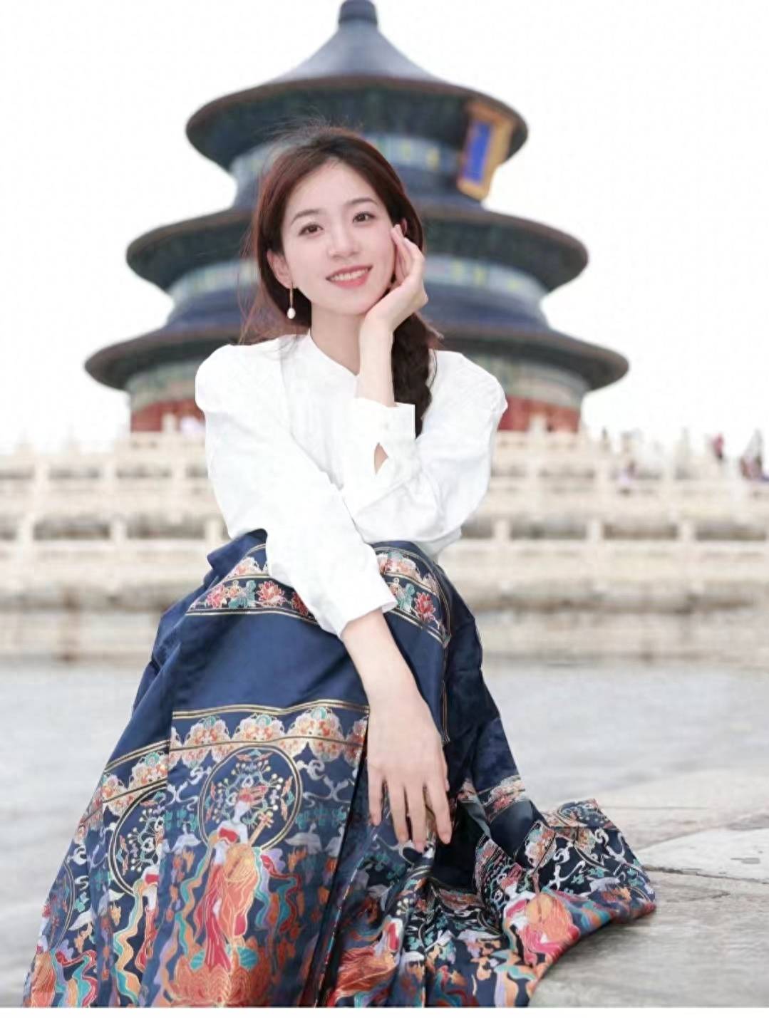 被穿"马面裙"的上海女生惊艳,怪不得迪奥抄袭_look_马裙_裙子