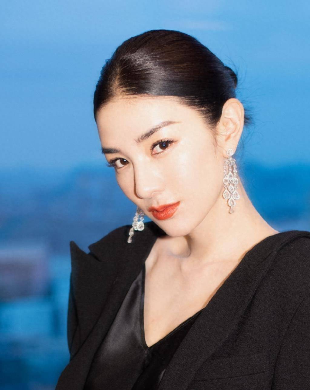 46岁黄奕晒照庆生!