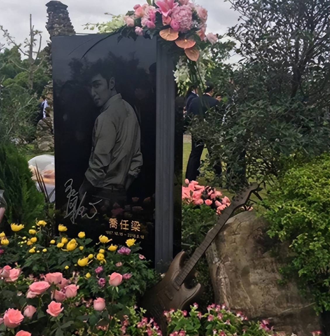 乔任梁去世7周年,乔爸为其布置花海,陈乔恩现身祭奠晒粉色天空_曾伟昌