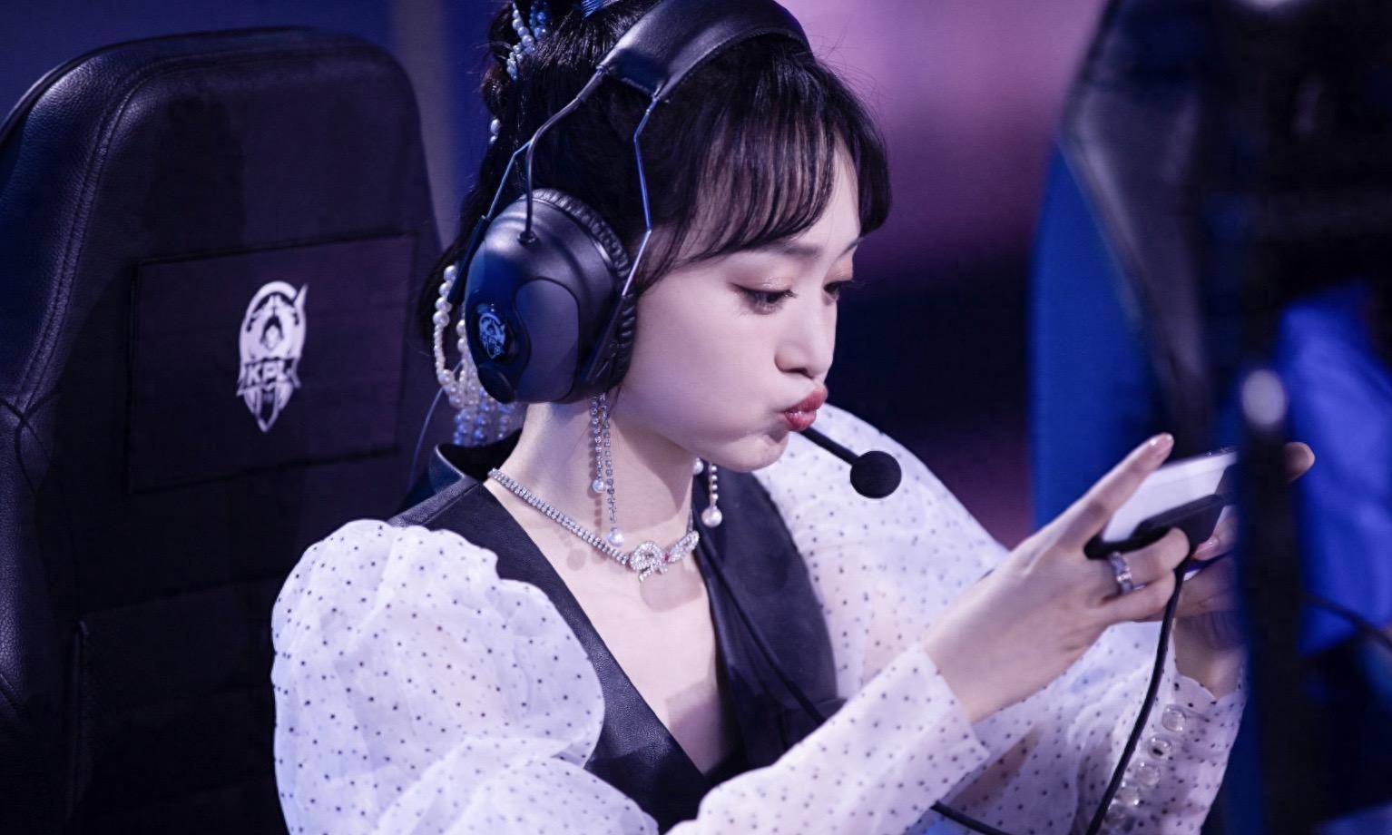 何泓姗出席王者荣耀活动,黑色皮马甲泡泡袖又帅又酷,嘟嘴好可爱_感觉