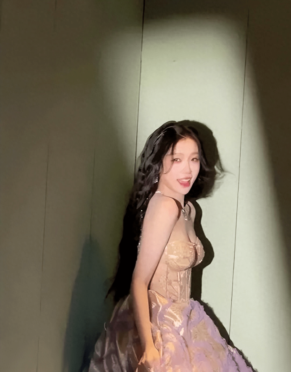 虞书欣穿紧身抹身材裙,秀好身材,高贵优雅展露无遗_时尚_曲线_风格