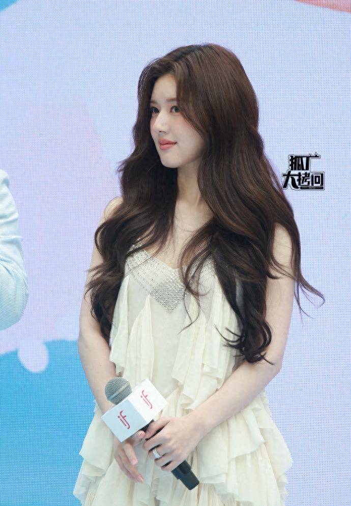 赵露思的白色吊带裙真是太甜美了,今天路透路得诞生的照片,美丽的猪猪