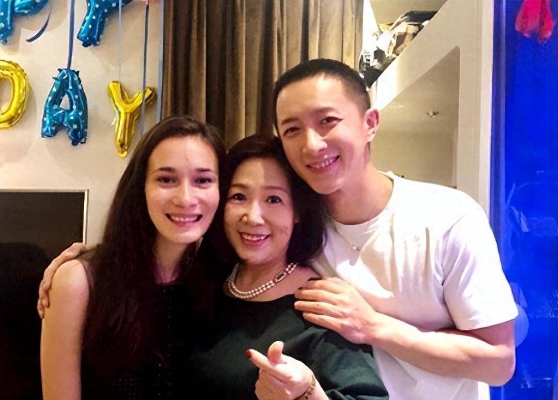 戏红人不红的卢靖姗,为韩庚回归家庭拼二胎值不值?_孩子_婆婆_生下