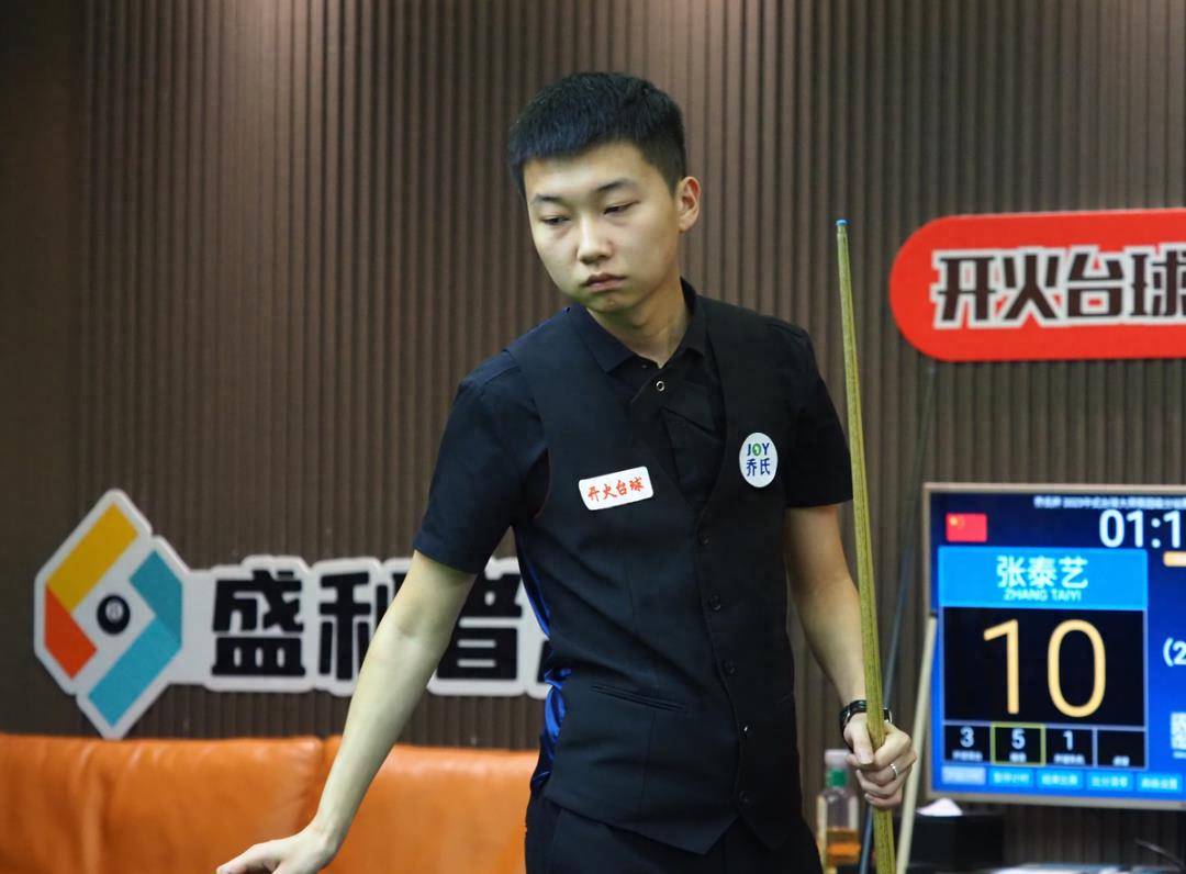 tv台上,"机械雷"雷镒玮对阵"准神"郑宇伯.