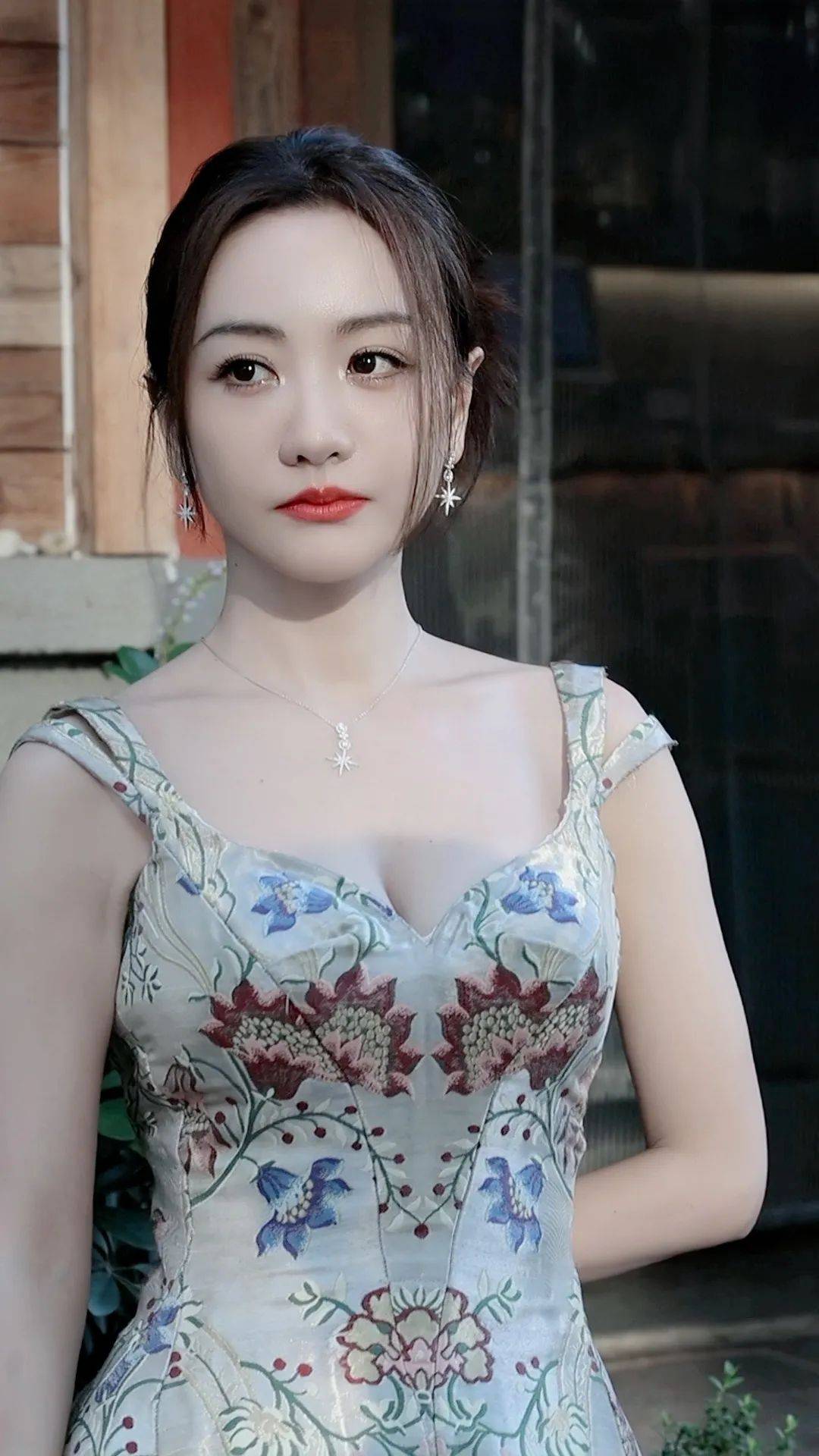 【杨蓉性感美图】花纹长裙,鲜艳典雅,化身北京时装周的花仙子