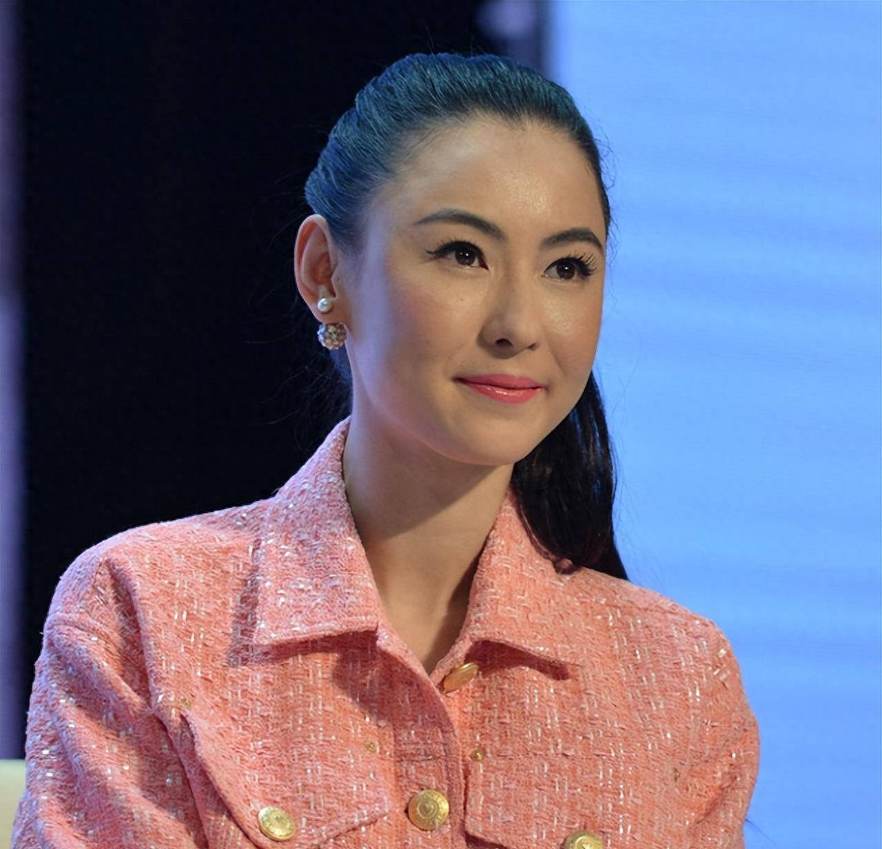 张柏芝机场被偶遇,面憔悴发际线高状态差!反而谢霆锋很开心!