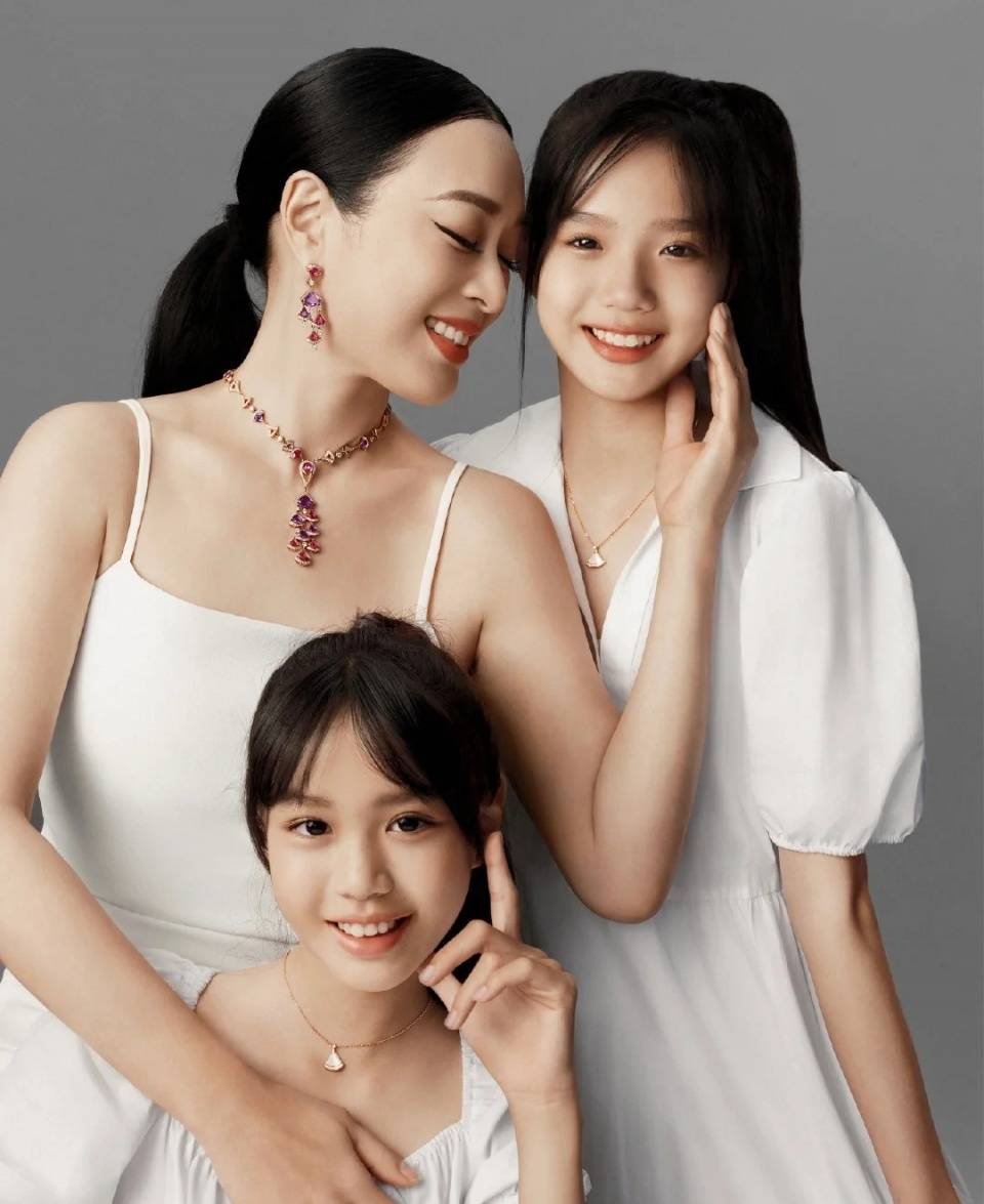 钟丽缇携女儿拍写真,姐妹俩越来越像双胞胎,母女三人似闺蜜_jaden