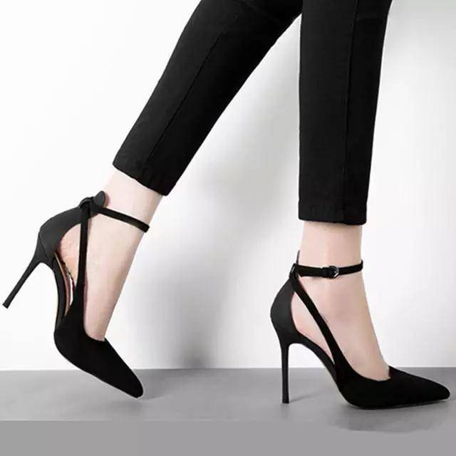 不是所有高跟鞋都有女人味,浅口一字扣的高跟鞋最有女王范_时尚_设计