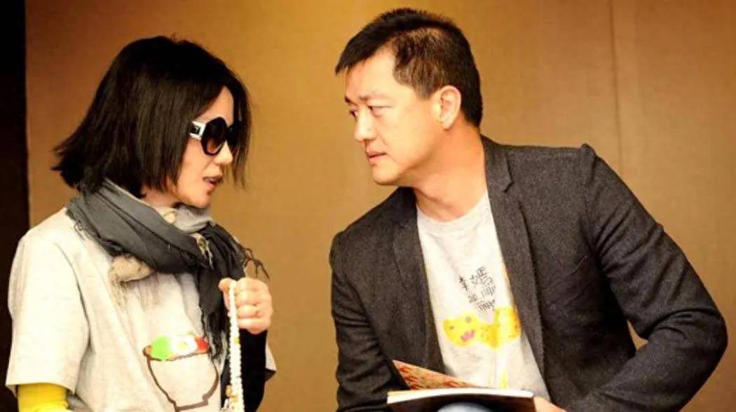 李亚鹏路边摊吃饭,王菲豪车豪宅过生日,两人的人生轨迹有多不同_生活