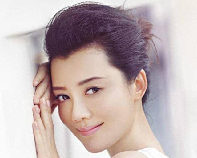 43岁车晓近照罕曝光,鼻孔朝天被指似猪鼻,曾被成龙做媒嫁给富商_微调