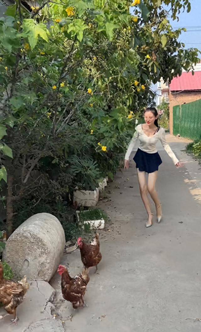 山东一农村女子打扮时尚,因穿着前卫被村民议论,无人敢向她提亲_珍妮