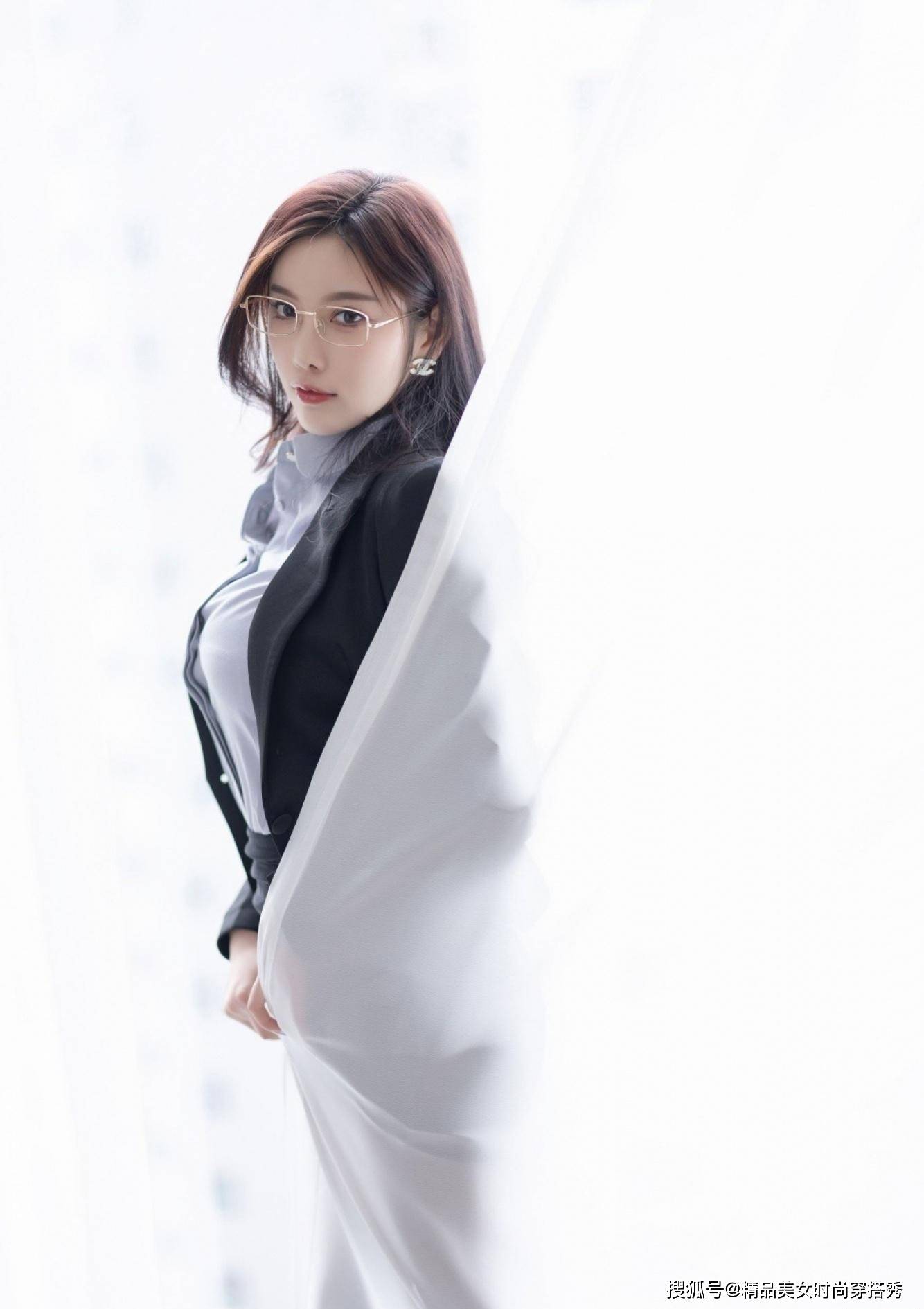 美女穿黑色的西装套裙内搭淡蓝色衬衫经典利落,简约耐看_女性_气质